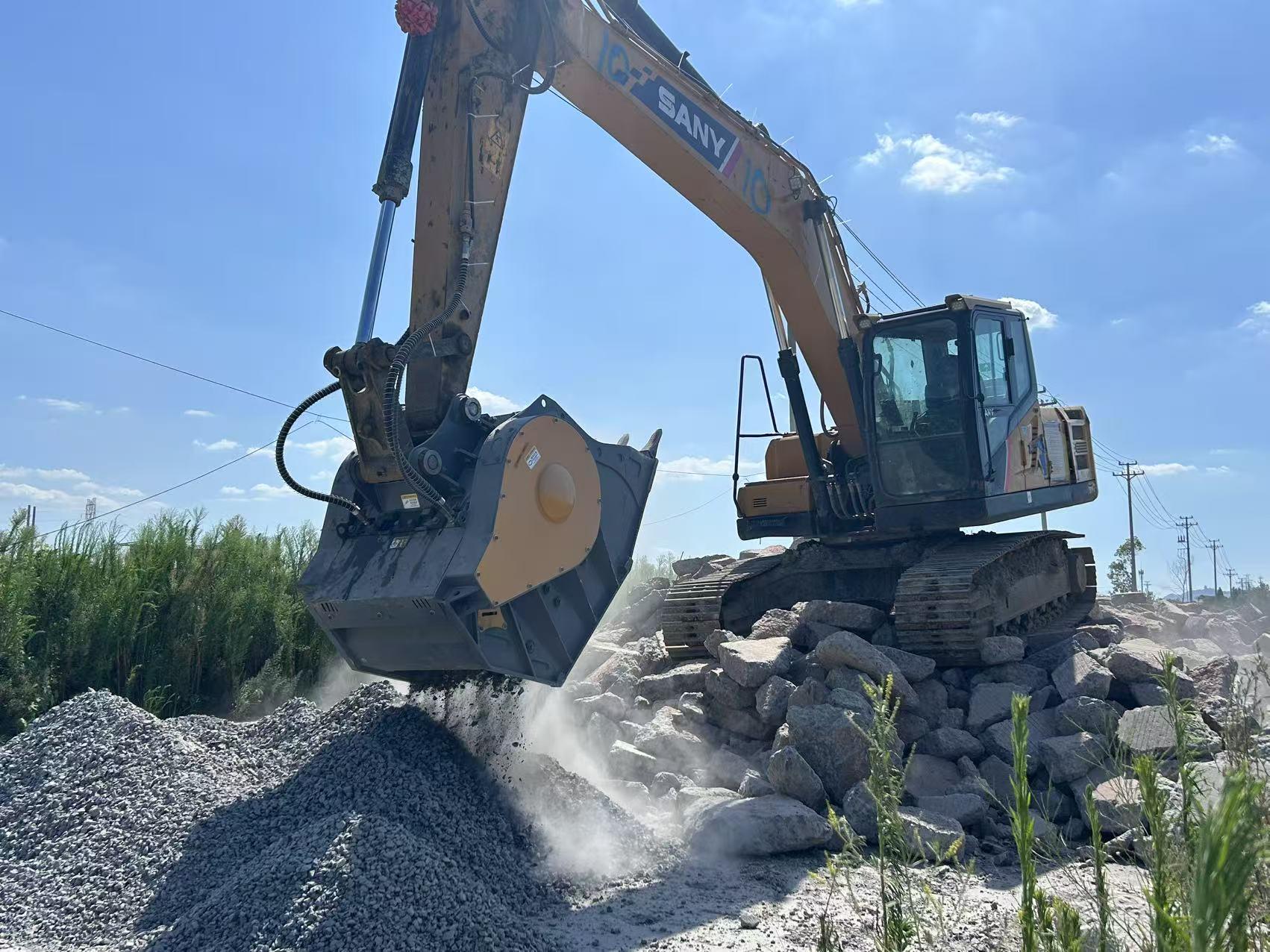 JM-900 Crusher Bucket ：Concrete Pavement Renovation – On-Site Crushing & Backfill