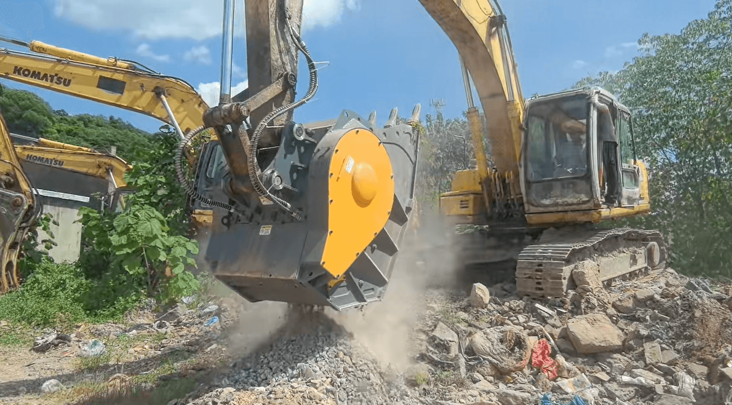 M-900 Crusher Bucket – On-Site Construction Waste Processing